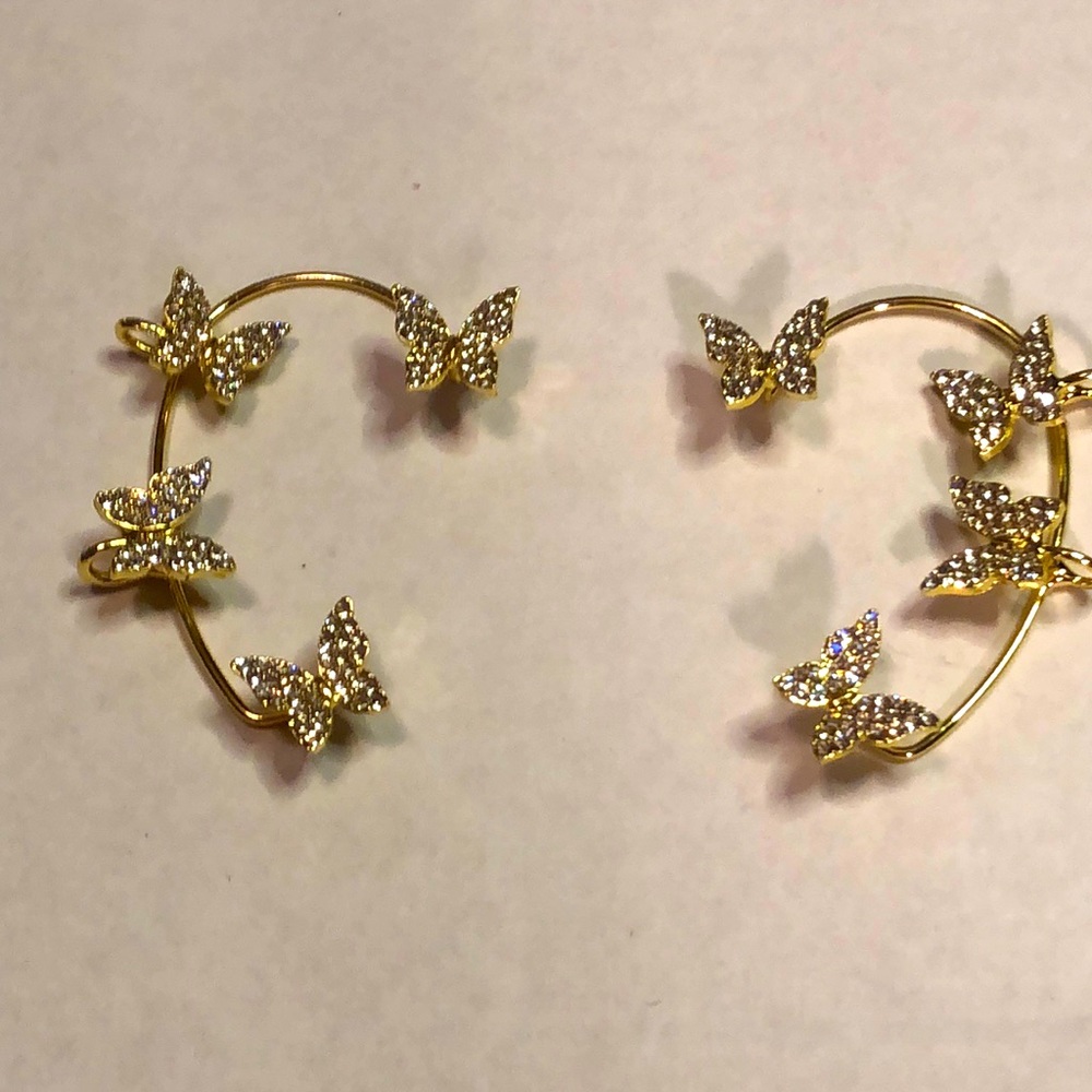 NIP Beautiful Sparkle Butterfly Goldtone Ear Cuffs. Just in time for SPRING🦋